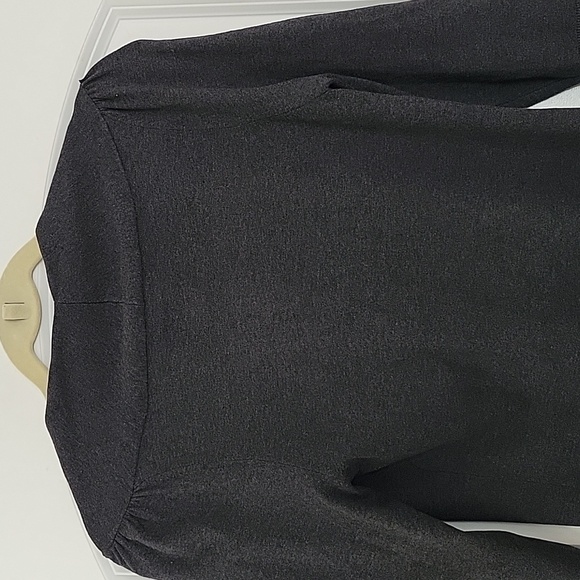 Nwt NEW YORK & COMPANY GREY TWIST FRONT 3/4 SLEEVE SILK TOP SMALL - Picture 8 of 13